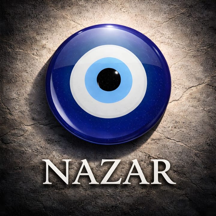 Nazar blu in vetro con cerchi concentrici bianchi e azzurri, simbolo tradizionale di protezione contro il malocchio.